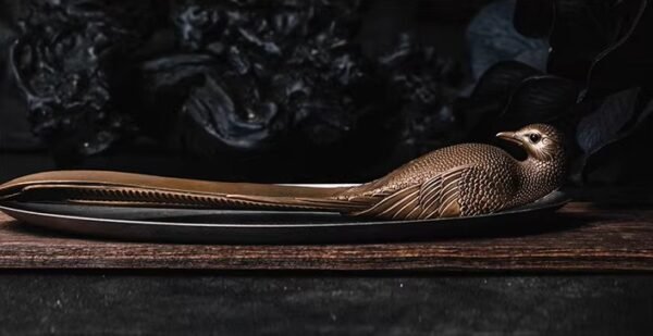The Red-Billed Blue Magpie Shoehorn – Handcrafted Solid Bronze Desk Sculpture & Heirloom Tool